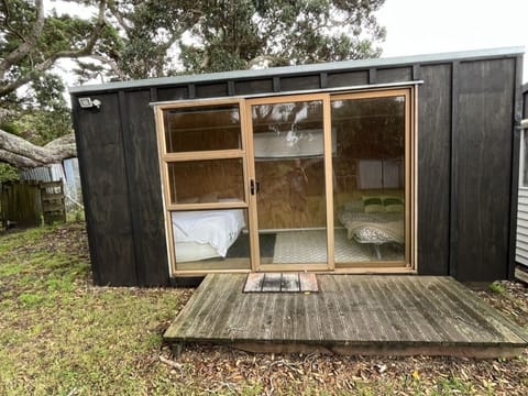 Sleepout with 2 queen beds power and lights
