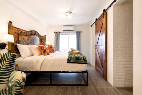 Deluxe Studio Suite, 1 King Bed | Egyptian cotton sheets, premium bedding, down comforters, pillowtop beds