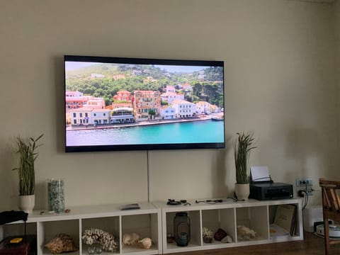 Luxury Apartment, 2 Bedrooms, 2 Bathrooms | Living area | Flat-screen TV