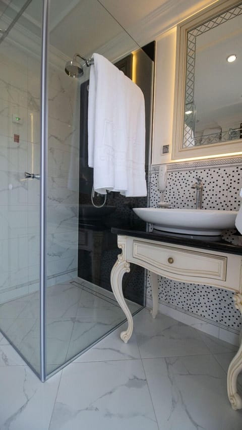 Deluxe Double Room, Balcony | Bathroom | Free toiletries, hair dryer, bathrobes, slippers