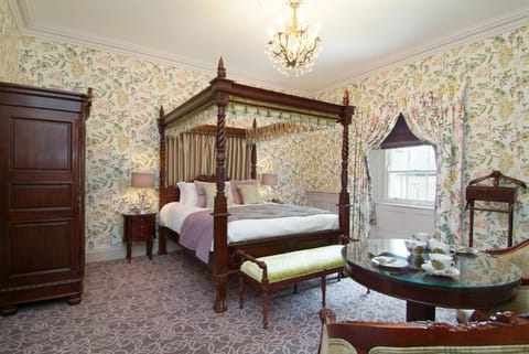 Junior Suite, Garden View | Individually decorated, individually furnished, desk, blackout drapes