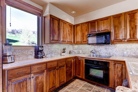 Condo, 3 Bedrooms | Private kitchen