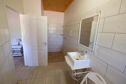 Triple Room | Bathroom | Shower, free toiletries, hair dryer, towels