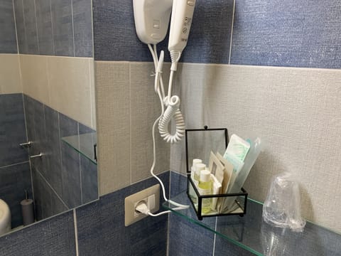 Double Room | Bathroom | Shower, rainfall showerhead, free toiletries, hair dryer