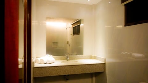 Deluxe Room | Bathroom | Shower, free toiletries, hair dryer, towels