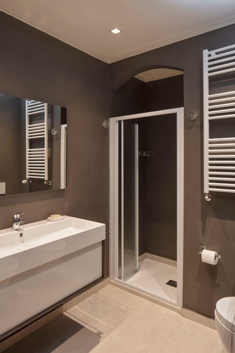 Deluxe Quadruple Room (Era) | Bathroom | Shower, rainfall showerhead, hair dryer, bidet