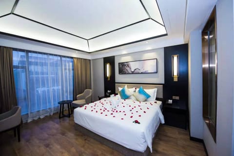 Deluxe Double Room | Minibar, desk, WiFi, bed sheets