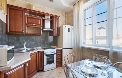 Comfort Apartment (Svobody,5) | Private kitchen | Full-size fridge, microwave, stovetop, electric kettle