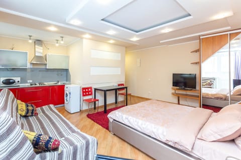 Economy Apartment (Internatsionalnaya 15) | Private kitchen | Full-size fridge, microwave, stovetop, electric kettle