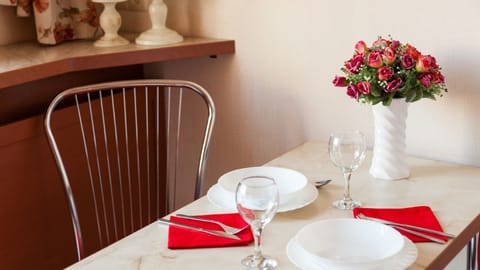 Deluxe Apartment (Internatsionalnaya 17-2) | In-room dining