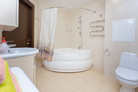 Comfort apartments A on Nezavisimosti 44 | Bathroom | Bathtub, deep soaking tub, rainfall showerhead, free toiletries