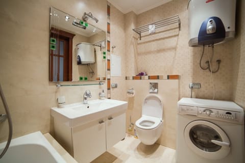 Superior apartments C on Nezavisimosti 44 | Bathroom | Bathtub, deep soaking tub, rainfall showerhead, free toiletries