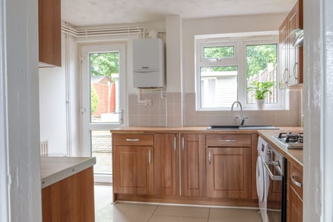 House, Private Bathroom (Dickens House) | Private kitchen