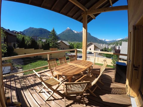 dining for 10 people from lounge or kitchen