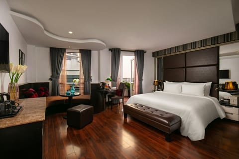 Executive Suite | Premium bedding, pillowtop beds, minibar, in-room safe
