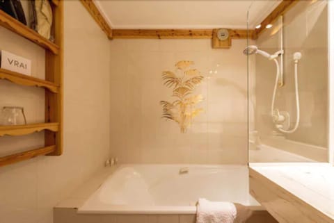 Combined shower/tub, free toiletries, hair dryer, bathrobes