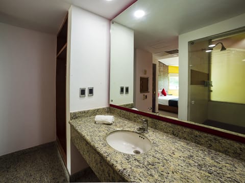 Deluxe Room, Jetted Tub | Free WiFi, bed sheets, wheelchair access