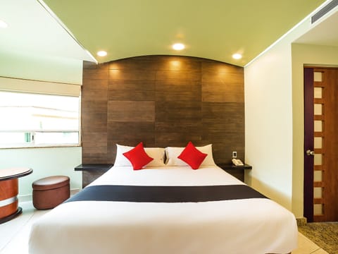 Deluxe Room, Jetted Tub | Free WiFi, bed sheets, wheelchair access