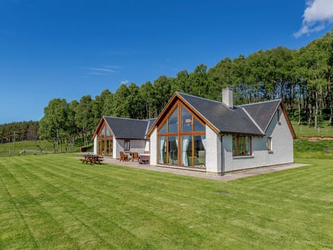 Luxury holiday home | Sunnyside House, Carrbridge, near Aviemore