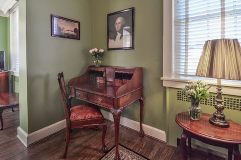 The George Washington Suite, 2 Bedrooms | Individually decorated, individually furnished, iron/ironing board