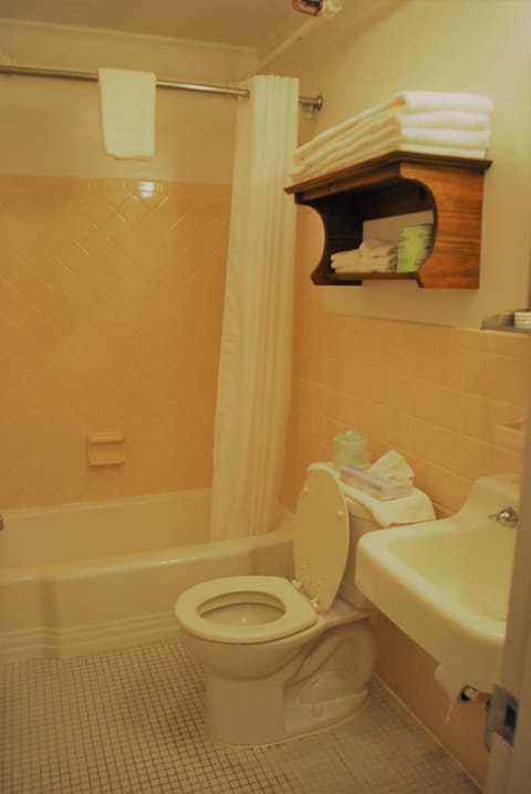Lankford Hotel 2 Rooms, 1 Double 1 Twin | Bathroom | Shower, towels, toilet paper