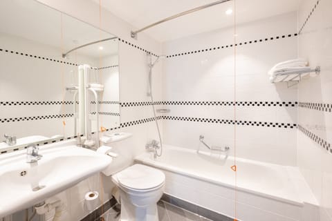 Combined shower/tub, free toiletries, hair dryer, towels