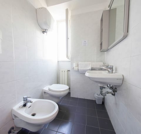 Standard Triple Room | Bathroom | Shower, free toiletries, hair dryer, bidet