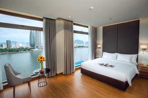 Glamour Riverfront Room | Minibar, in-room safe, desk, blackout drapes