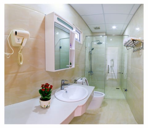 Deluxe Quadruple Room, City View | Bathroom | Shower, rainfall showerhead, free toiletries, hair dryer