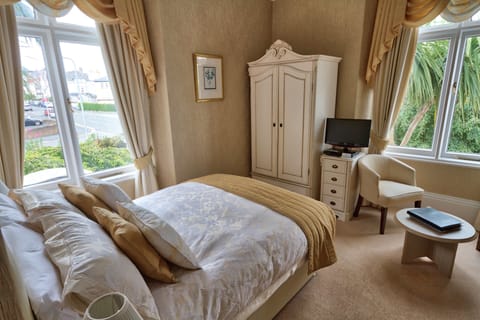 Deluxe Double Room (Llwynon) | Individually decorated, individually furnished, laptop workspace