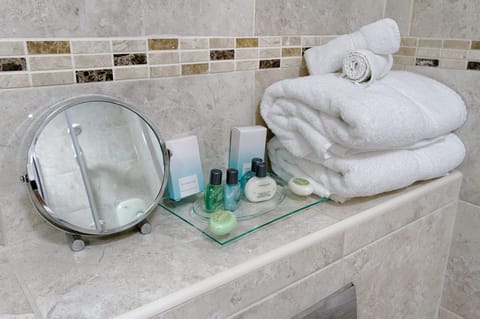 Double Room (Llewelyn) | Bathroom amenities | Designer toiletries, hair dryer, bathrobes, towels