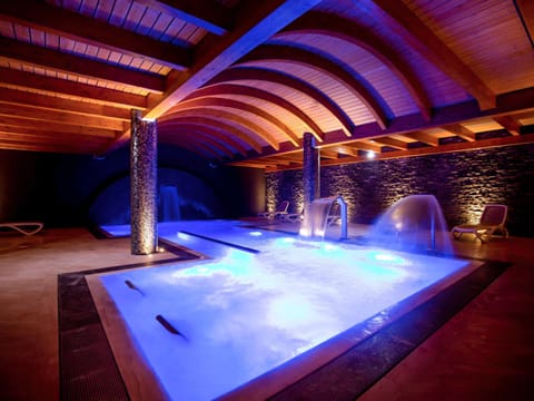 Couples treatment rooms, sauna, spa tub, steam room, Turkish bath