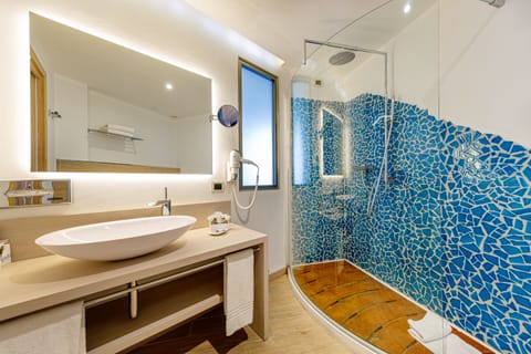 Suite, 1 Double Bed (Eclipse Suite) | Bathroom | Shower, rainfall showerhead, eco-friendly toiletries, hair dryer