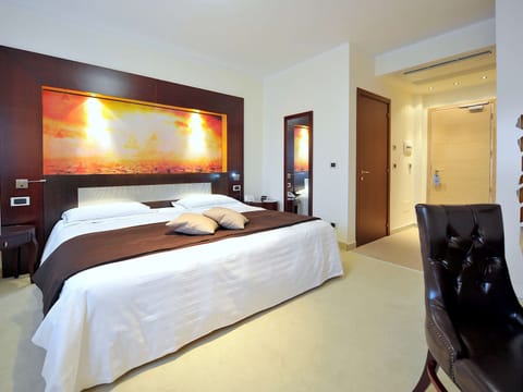 Standard Room, 1 Double Bed | Premium bedding, minibar, in-room safe, desk