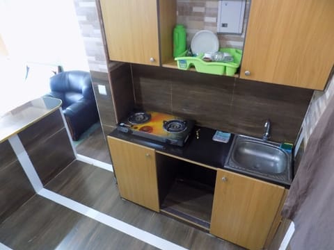 Deluxe Studio | Private kitchen | Microwave, cookware/dishes/utensils