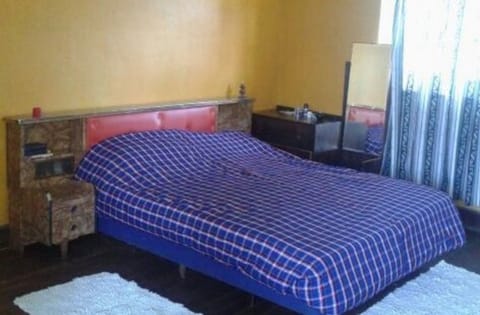 House | Premium bedding, memory foam beds, desk, free WiFi
