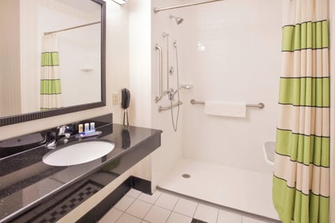 Room, 1 King Bed | Bathroom | Combined shower/tub, hair dryer, towels