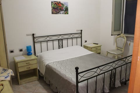 Double Room, Shared Bathroom | Iron/ironing board, free WiFi