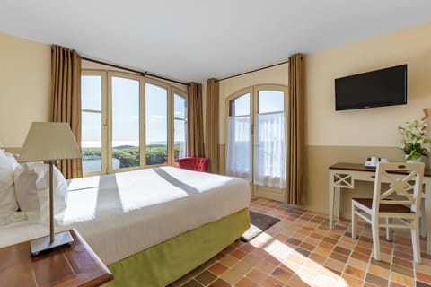 In-room safe, individually decorated, individually furnished, desk