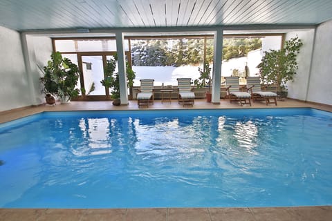 Indoor pool, sun loungers