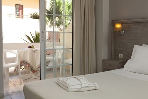 Egyptian cotton sheets, premium bedding, in-room safe