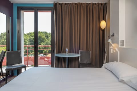 Standard Double Room | Individually furnished, desk, laptop workspace, soundproofing