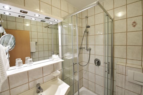 Double Room | Bathroom | Shower, towels