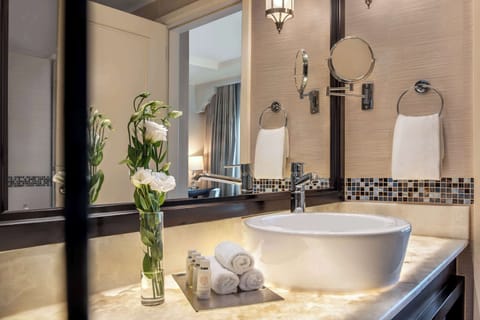 Premier King or Twins Room with Free Shuttle to Beach | Bathroom | Separate tub and shower, free toiletries, hair dryer, bathrobes