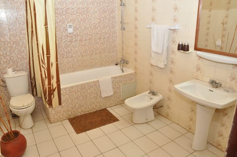 Triple Room | Bathroom | Separate tub and shower, free toiletries, bidet, towels