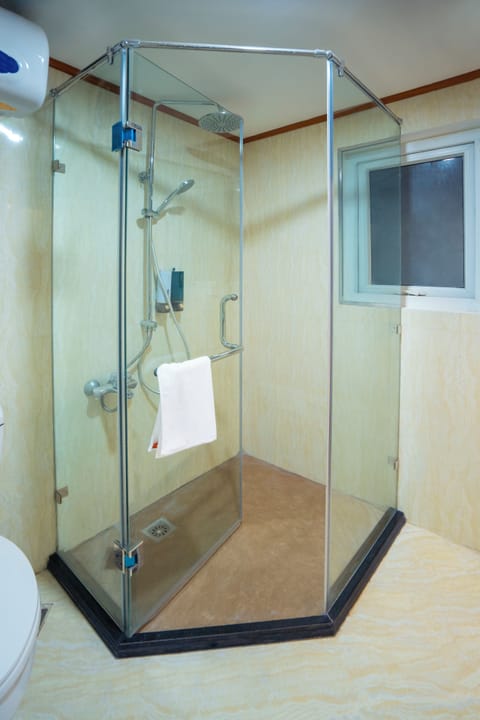 Combined shower/tub, designer toiletries, hair dryer, slippers