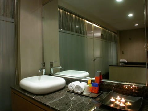 Combined shower/tub, deep soaking tub, free toiletries, hair dryer