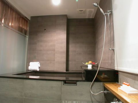 Combined shower/tub, deep soaking tub, free toiletries, hair dryer