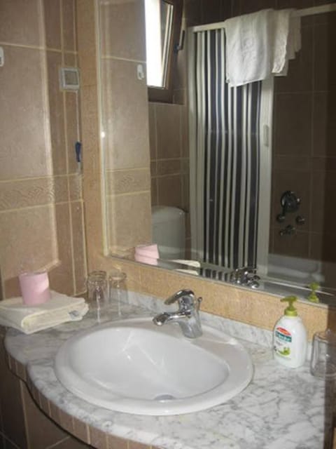 Combined shower/tub, hair dryer, towels