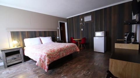 Comfort Room, 1 Queen Bed | Individually decorated, individually furnished, free WiFi, bed sheets